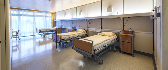 Patientenzimmer mit drei Betten